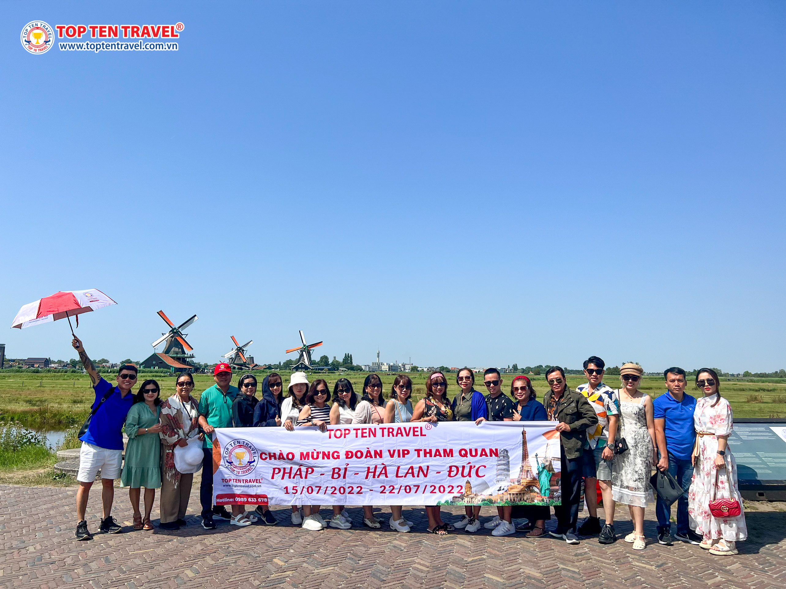 Đoàn khách Top Ten Tarvel tham quan ngôi làng cối xay gió nổi tiếng tại Hà lan